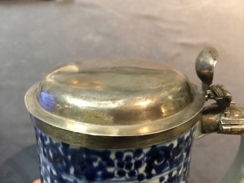 A Japanese blue and white silver-mounted Arita tankard and a miniature garniture, Edo, 17/18th C.