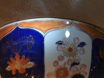 Une paire de bols en porcelaine de Chine de style Imari, Yongzheng/Qianlong