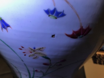 Een Chinese famille rose vaas met floraal decor, Qianlong merk, 18/19e eeuw