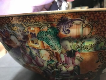 Een Chinese famille rose kom met mandarijns decor, Qianlong