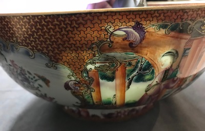Een Chinese famille rose kom met mandarijns decor, Qianlong