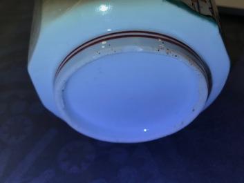 Een Japanse Kakiemon suikerpot met deksel, Edo, 17/18e eeuw