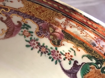 Een Chinese famille rose kom met mandarijns decor, Qianlong
