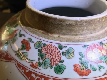 Un vase en porcelaine de Chine famille verte au couvercle en bois sculpt&eacute;, Kangxi