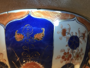 Une paire de bols en porcelaine de Chine de style Imari, Yongzheng/Qianlong