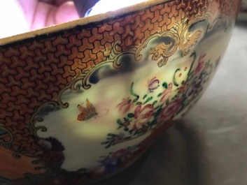 Een Chinese famille rose kom met mandarijns decor, Qianlong