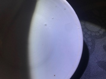 Een Japanse Kakiemon suikerpot met deksel, Edo, 17/18e eeuw
