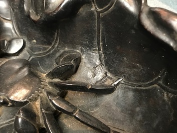Une grande feuille de lotus orn&eacute;e d'animaux en bois sculpt&eacute;, Chine, 19&egrave;me