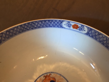 Une paire de bols en porcelaine de Chine de style Imari, Yongzheng/Qianlong