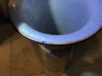 Een Chinees blauwwit Nanking craquel&eacute; vijfdelig kaststel, 19/20e eeuw