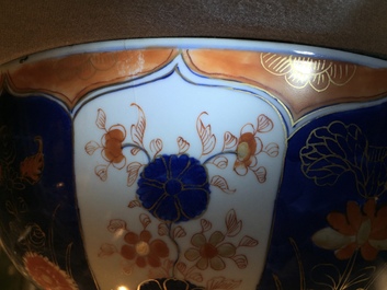 Une paire de bols en porcelaine de Chine de style Imari, Yongzheng/Qianlong