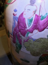 Twee Chinese famille rose vazen, 19e eeuw