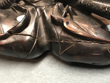 Une grande feuille de lotus orn&eacute;e d'animaux en bois sculpt&eacute;, Chine, 19&egrave;me
