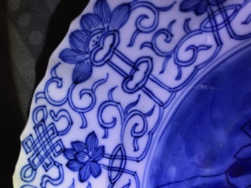 Six plats en porcelaine de Chine bleu et blanc aux d&eacute;cors de la chasse, marques de Chenghua, Kangxi