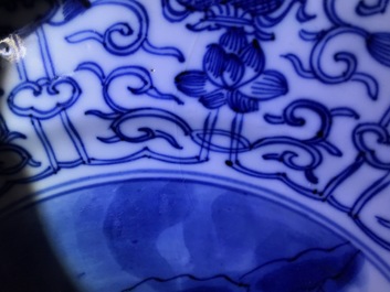 Six plats en porcelaine de Chine bleu et blanc aux d&eacute;cors de la chasse, marques de Chenghua, Kangxi