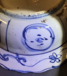 Vijf Chinese blauwwitte kommen en borden, Wanli, Tianqi en Transitie periode