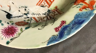 Six assiettes et une tasse et soucoupe en porcelaine de Chine famille rose, Yongzheng/Qianlong