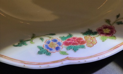 Six assiettes et une tasse et soucoupe en porcelaine de Chine famille rose, Yongzheng/Qianlong
