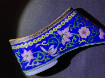 A Chinese famille rose model of a lady and a miniature shoe, 19/20th C.