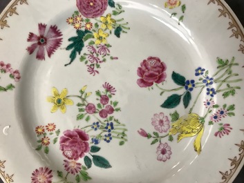 Six assiettes et une tasse et soucoupe en porcelaine de Chine famille rose, Yongzheng/Qianlong