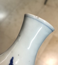 Een Chinese blauwwitte kalebasvaas met floraal decor, Transitie periode