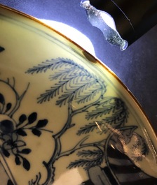 Trois assiettes en porcelaine de Chine bleu et blanc et de style Kakiemon, 18&egrave;me