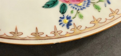 Six assiettes et une tasse et soucoupe en porcelaine de Chine famille rose, Yongzheng/Qianlong