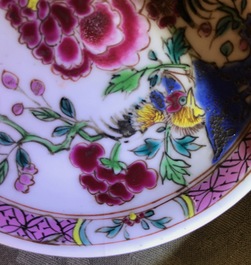 Six assiettes et une tasse et soucoupe en porcelaine de Chine famille rose, Yongzheng/Qianlong