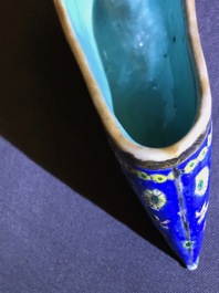 A Chinese famille rose model of a lady and a miniature shoe, 19/20th C.