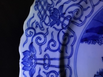 Six plats en porcelaine de Chine bleu et blanc aux d&eacute;cors de la chasse, marques de Chenghua, Kangxi