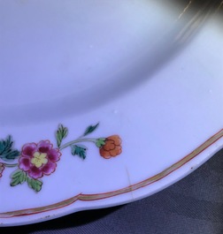 Six assiettes et une tasse et soucoupe en porcelaine de Chine famille rose, Yongzheng/Qianlong