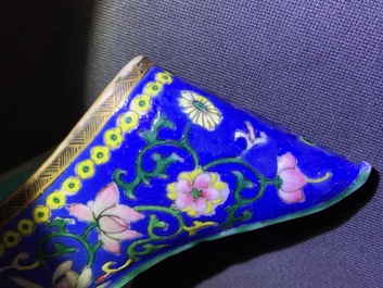 A Chinese famille rose model of a lady and a miniature shoe, 19/20th C.
