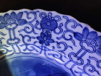 Six plats en porcelaine de Chine bleu et blanc aux d&eacute;cors de la chasse, marques de Chenghua, Kangxi