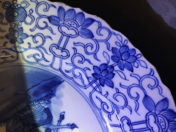 Six plats en porcelaine de Chine bleu et blanc aux d&eacute;cors de la chasse, marques de Chenghua, Kangxi
