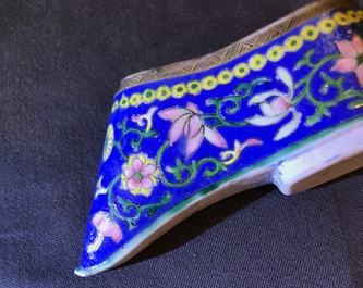 A Chinese famille rose model of a lady and a miniature shoe, 19/20th C.