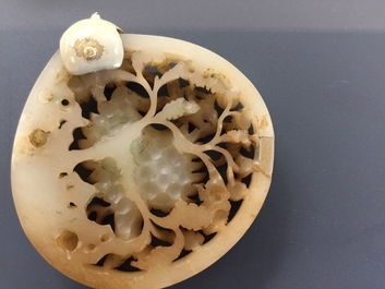 Une plaque ajour&eacute;e en jade sculpt&eacute; &agrave; d&eacute;cor d'un ph&eacute;nix, Ming ou avant