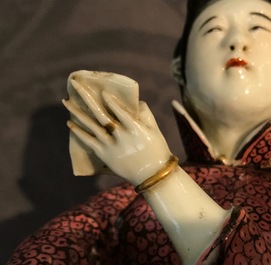 A Chinese famille rose model of a lady and a miniature shoe, 19/20th C.
