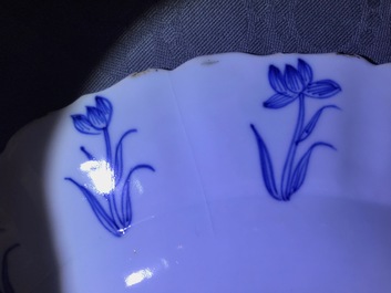 Six plats en porcelaine de Chine bleu et blanc aux d&eacute;cors de la chasse, marques de Chenghua, Kangxi