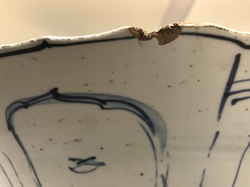 Un grand plat en porcelaine de Chine bleu et blanc de type kraak &agrave; d&eacute;cor d'un arrangement de vases, Wanli