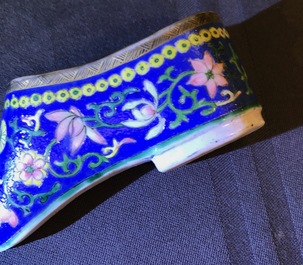 A Chinese famille rose model of a lady and a miniature shoe, 19/20th C.