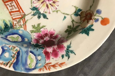 Six assiettes et une tasse et soucoupe en porcelaine de Chine famille rose, Yongzheng/Qianlong