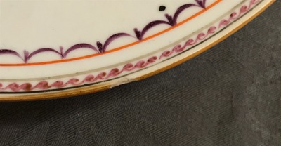 Six assiettes et une tasse et soucoupe en porcelaine de Chine famille rose, Yongzheng/Qianlong