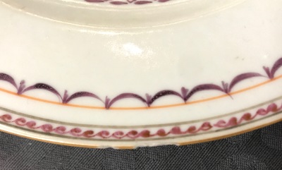 Six assiettes et une tasse et soucoupe en porcelaine de Chine famille rose, Yongzheng/Qianlong
