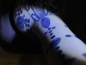 Une verseuse et une bouteille en porcelaine de Chine bleu et blanc, &eacute;poque Transition et Wanli