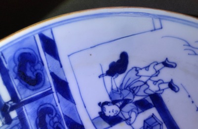 Trois assiettes en porcelaine de Chine bleu et blanc et de style Kakiemon, 18&egrave;me