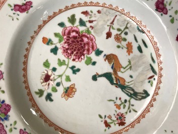 Six assiettes et une tasse et soucoupe en porcelaine de Chine famille rose, Yongzheng/Qianlong