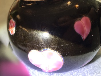Een kleine Chinese famille rose theepot met zwarte fondkleur, Yongzheng/Qianlong