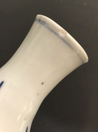 Een Chinese blauwwitte kalebasvaas met floraal decor, Transitie periode