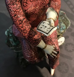 A Chinese famille rose model of a lady and a miniature shoe, 19/20th C.