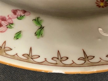 Six assiettes et une tasse et soucoupe en porcelaine de Chine famille rose, Yongzheng/Qianlong